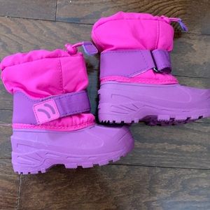 Toddler Girl Snow boots size 7/8 (with adjustable straps to keep snow out!)